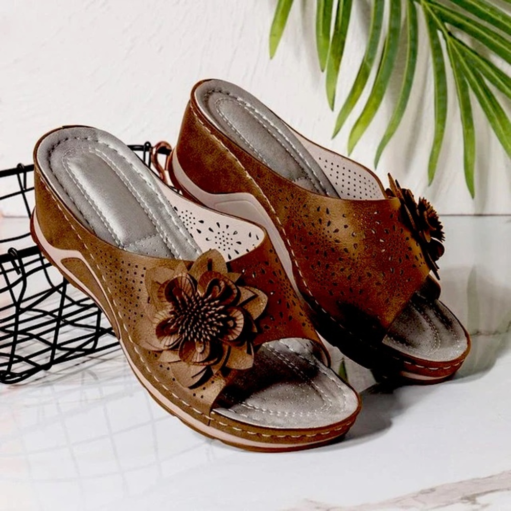 No brand Casual Floral Slipper for women anti slip .